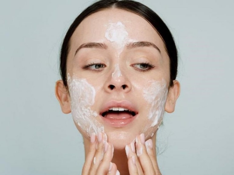 Ngưng sử dụng các sản phẩm có chứa corticoid và làm sạch da với các sản phẩm dịu nhẹ