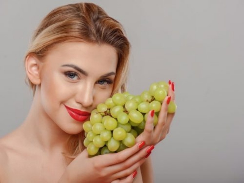 Mặt nạ nho tươi và nước ép cà rốt cho tuổi trung niên