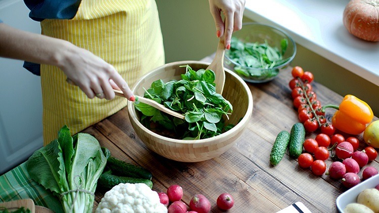 Những thực phẩm tươi, bổ sung dinh dưỡng cho bệnh nhân ung thư. Ảnh: Healthline.