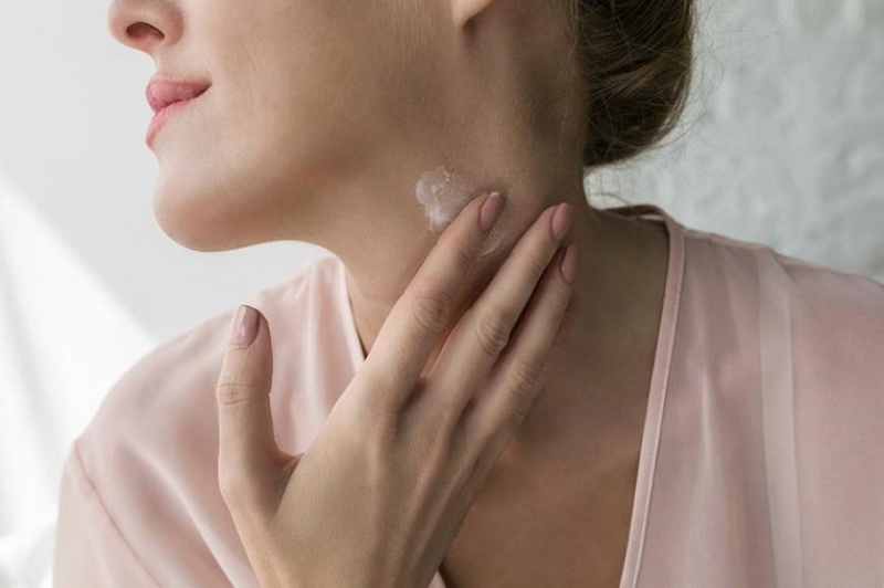 Bạn có thể sử dụng nhiều sản phẩm dùng cho da mặt để thoa lên cổ