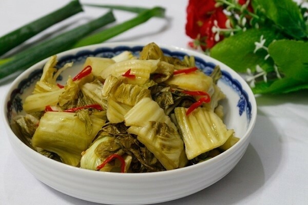 Hạn chế ăn các loại dưa chua sau phẫu thuật ung thư đại tràng.
