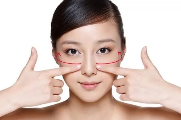 Massage da mặt giúp cải thiện gò má bị chảy xệ 