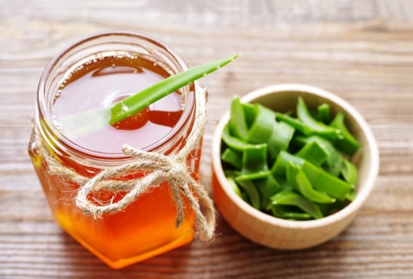 Trị sẹo thâm mụn bằng nha đam và mật ong