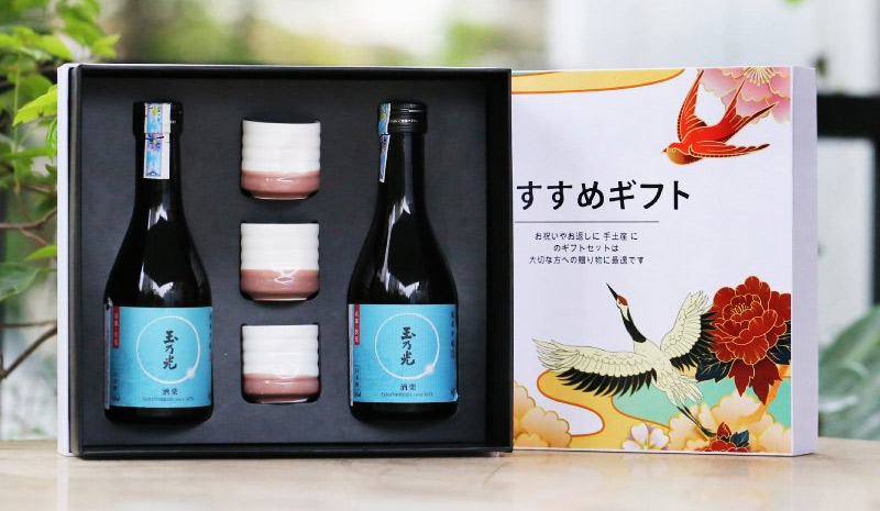 Hộp quà tết rượu Sake Tamanohikari Junmai Ginjo Shuraku có thiết kế cao cấp, sang trọng và tinh tế