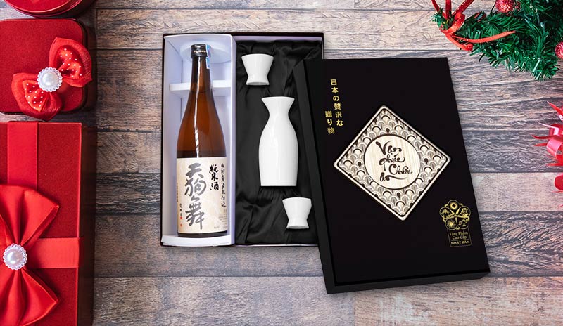 Hộp quà rượu Sake Tenguman Junmai Yamahai Jikomi là dòng rượu thích hợp dành tặng cho người thân, đối tác vào dịp lễ, Tết