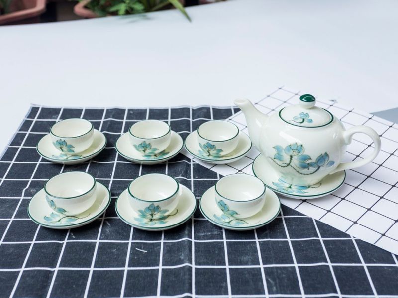Bộ ấm chén Bát Tràng với thiết kế sang trọng, nổi bật