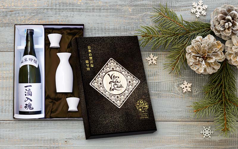Hộp quà Tết rượu Sake Kamotsuru Honjozo Karakuchi phù hợp dành tặng cho đối tác, bố mẹ, người thân