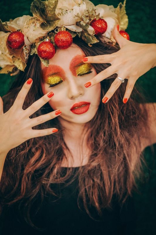 Makeup với đôi mắt ánh nhũ đêm Noel. Ảnh: Internet