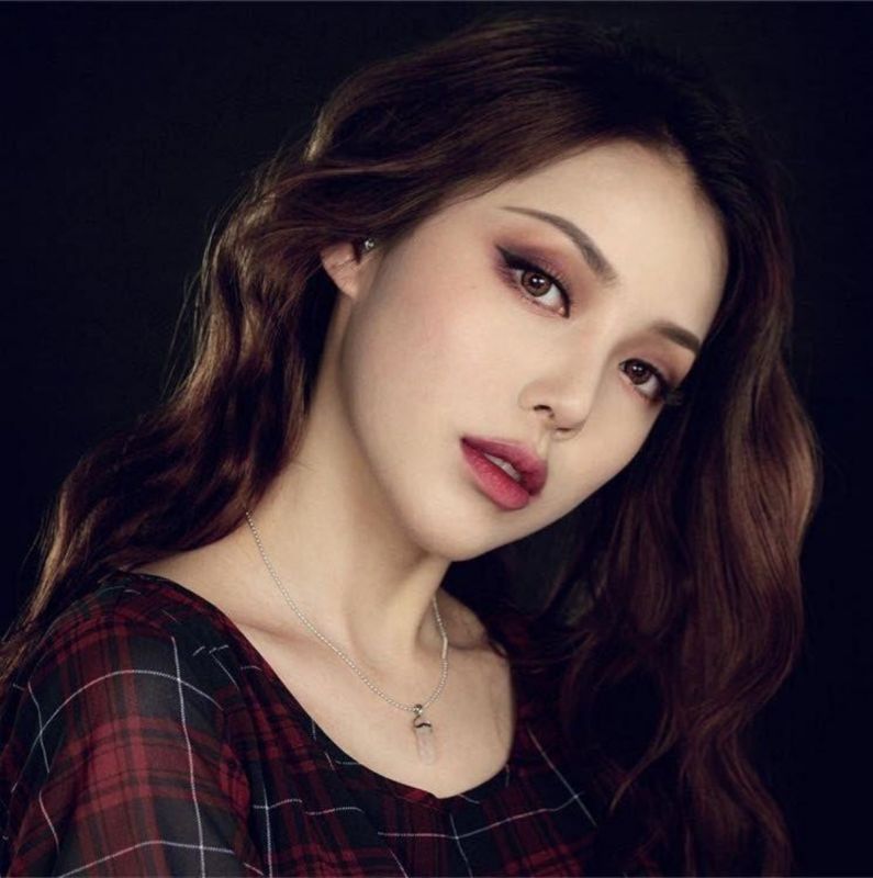 Makeup tông đỏ rượu quyến rũ cho đêm Noel. Ảnh: Internet