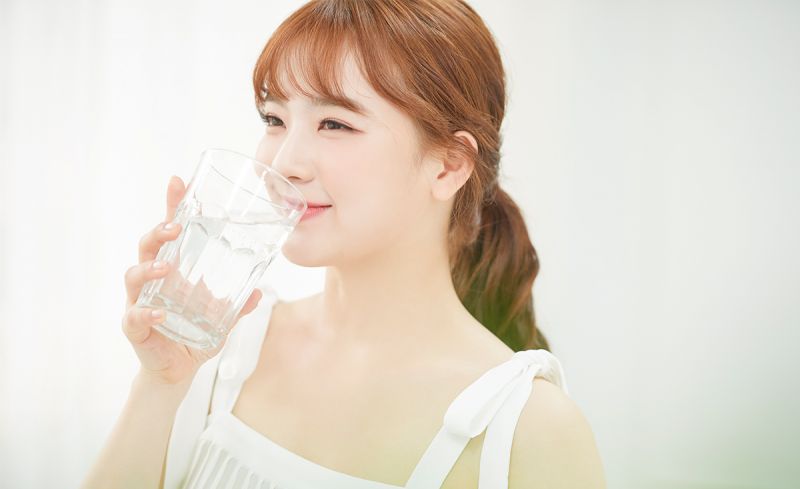 Nên uống 1.5-2 lít nước/ngày để cơ thể hấp thụ tốt Collagen Youtheory