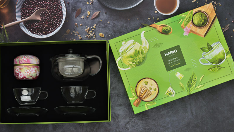Hộp quà Xuân Thanh Lành bao gồm bộ chén, trà vô cùng sang trọng, nổi bật