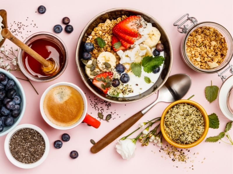 Tuyệt đối không được bỏ bữa sáng mà nên ăn các loại hạt, ngũ cốc, sữa chua để duy trì năng lượng và ổn định đường huyết.