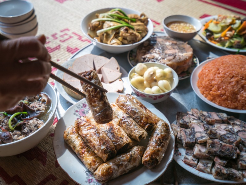 Nạp nhiều đồ ăn dầu mỡ, chiên rán trong ngày Tết làm cho da tiết nhiều dầu thừa, dễ nổi mụn. 