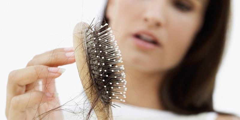 Tóc bị gãy rụng là do thiếu dưỡng chất, ăn uống không khoa học