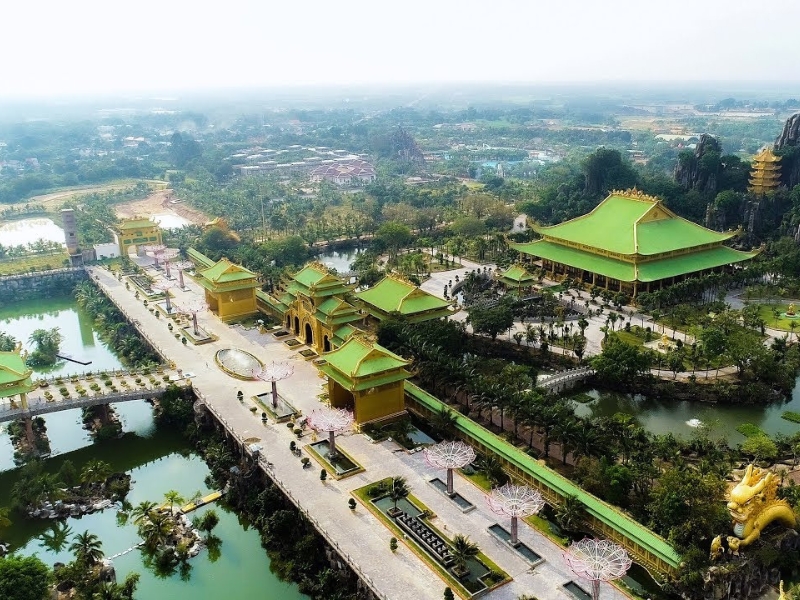 Khu du lịch Đại Nam là sự kết hợp giữa du lịch tâm linh và vui chơi giải trí. 