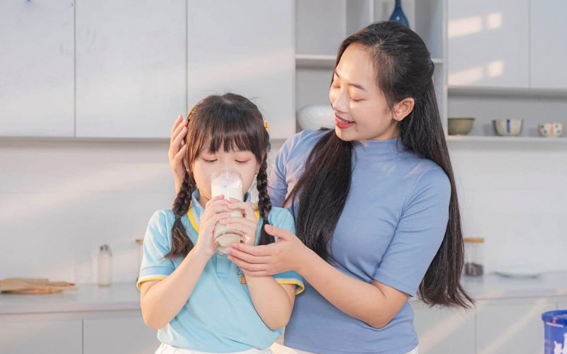 Uống sữa trước khi ngủ là cách giúp trẻ tăng chiều cao hiệu quả