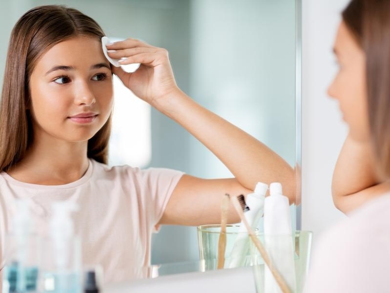 Độ tuổi phù hợp để dùng nước tẩy trang là khi bắt đầu bước vào tuổi dậy thì.