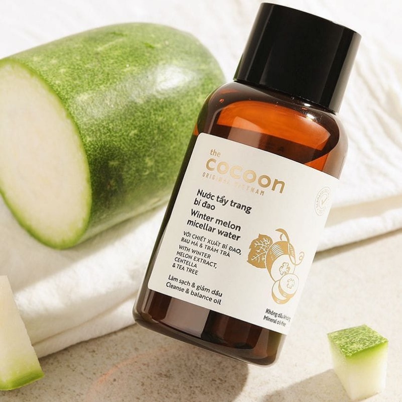 Nước tẩy trang bí đao Cocoon giúp làm thông thoáng lỗ chân lông, kiểm soát dầu thừa và hỗ trợ giảm mụn. 