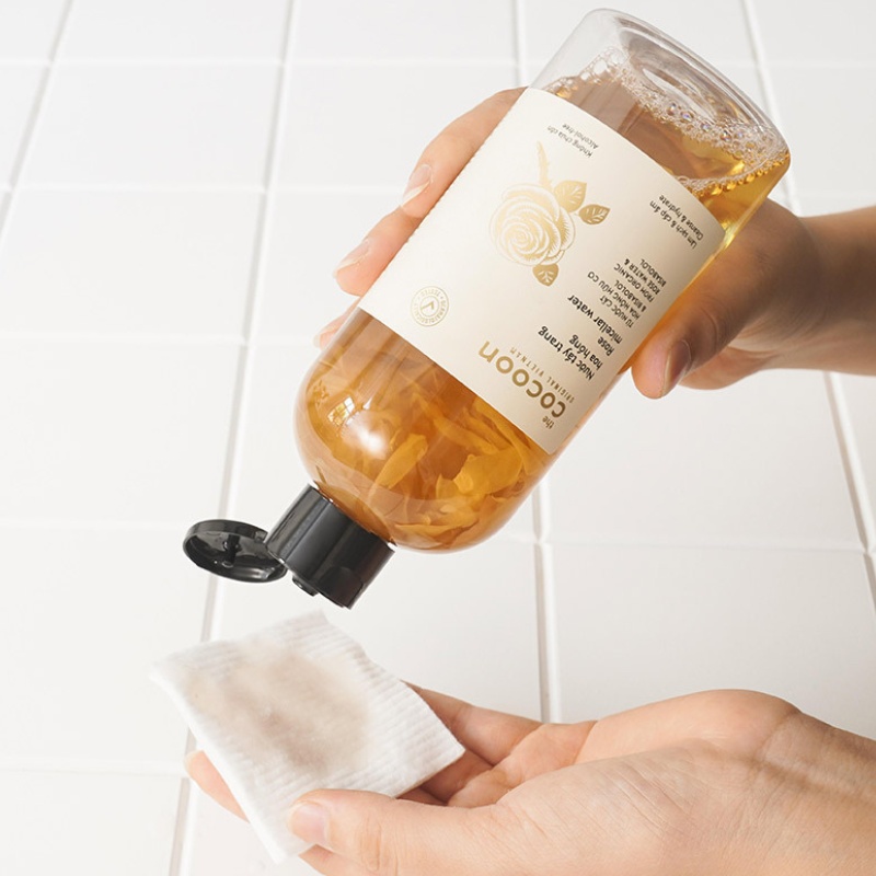 Nước tẩy trang chiết xuất nước cất hoa hồng giúp làm sạch và cấp ẩm nhẹ cho da luôn mịn màng.