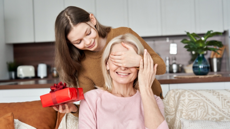 Tặng quà ngày 8/3 cho mẹ là cách để bạn thể hiện sự trân trọng, yêu thương và biết ơn đối với mẹ