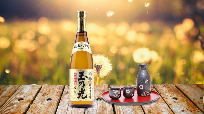 Rượu sake là một trong những đặc sản nổi tiếng của Nhật Bản, được làm từ gạo và có hương vị đặc trưng