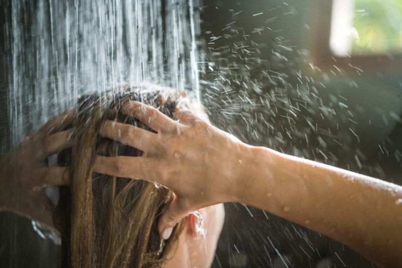 Cách chăm sóc tóc của người Nhật để mái tóc óng mượt đó là không dùng nước nóng gội đầu