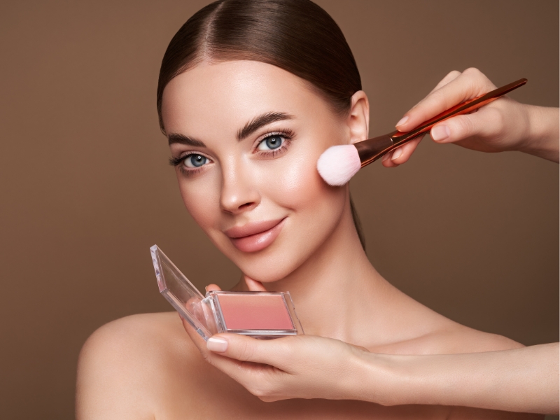 Trang điểm đậm mà không tẩy trang kỹ khiến làn da bị bít tắc, dễ nổi mụn và lão hóa nhanh.