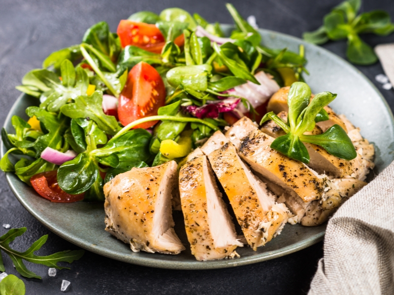 Ức gà và salad rau củ cho bữa tối.