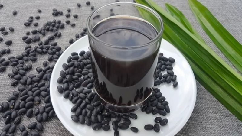 Nước đậu đen là một trong những thức uống tuyệt vời để mát gan, bổ thận