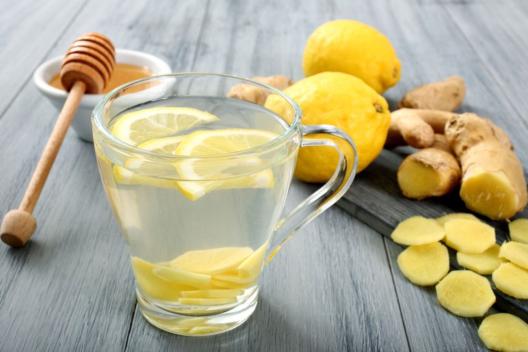 Nước chanh ấm là một lựa chọn tuyệt vời để bổ sung vào chế độ dinh dưỡng