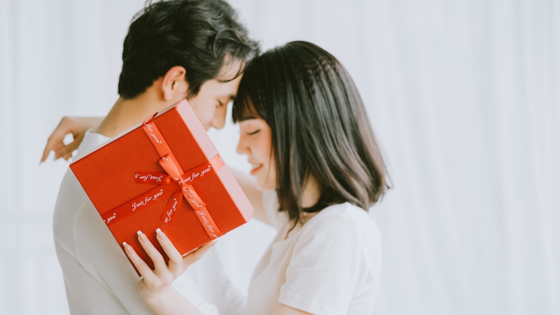 Việc tặng quà cho vợ vào ngày này sẽ giúp thắt chặt thêm sợi dây yêu thương, làm cho tình yêu thêm phần thăng hoa