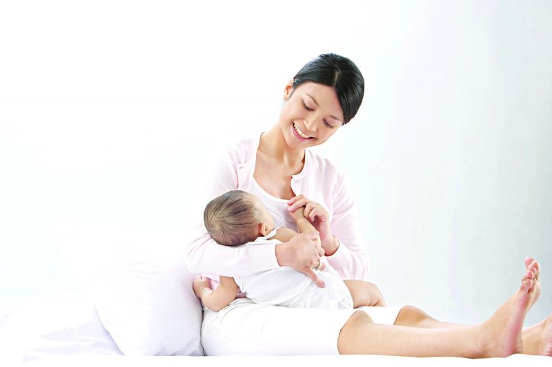 Cho bé uống sữa mẹ