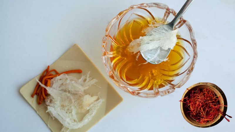 Yến chưng đông trùng hạ thảo kết hợp saffron