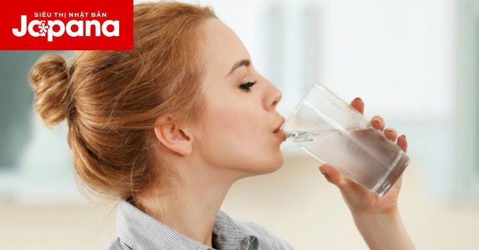 Vì sao nên uống nước ấm mỗi sáng sau khi thức dậy?