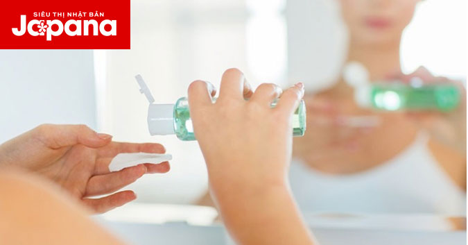Bật mí cách sử dụng nước hoa hồng để tẩy sạch mụn đầu đen trên da mặt