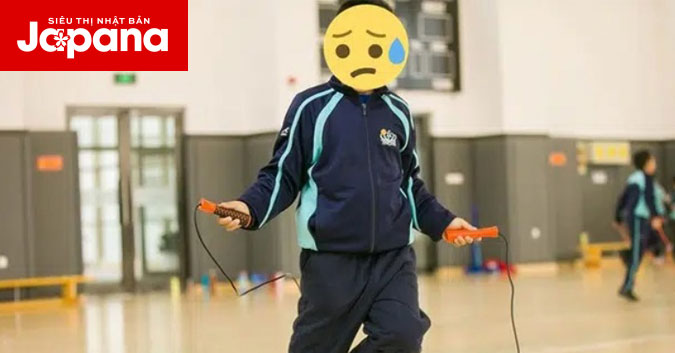 Cha mẹ thưởng tiền nhằm khuyến khích con nhảy dây tăng chiều cao và cái kết bất ngờ