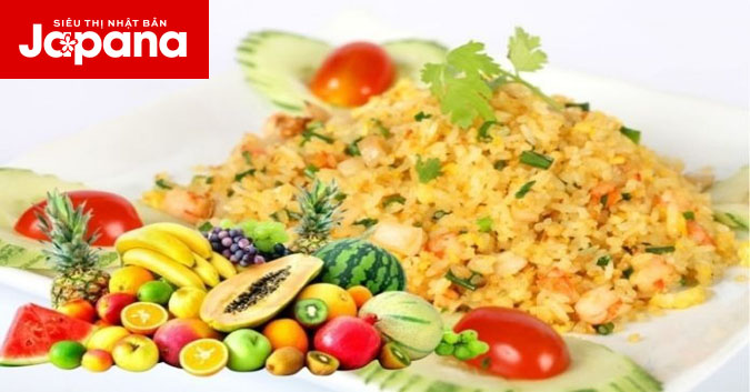Làm món cơm rang hoa quả giúp chị em giảm cân mùa hè