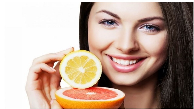 Làn da trắng sáng tươi trẻ với trái cây tự nhiên