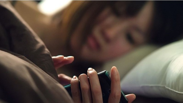 Ánh sáng xanh có tác hại với làn da như thế nào?