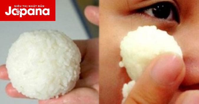Làm đẹp da sau sinh bằng cách lăn cơm nóng lên mặt