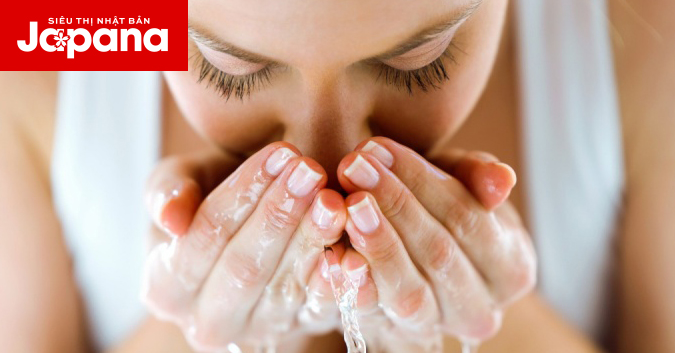 Có nên rửa mặt ngay sau khi đi nắng về hay không?
