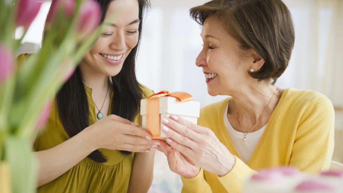Gợi ý mua quà tặng mẹ chồng tương lai ngày 8/3