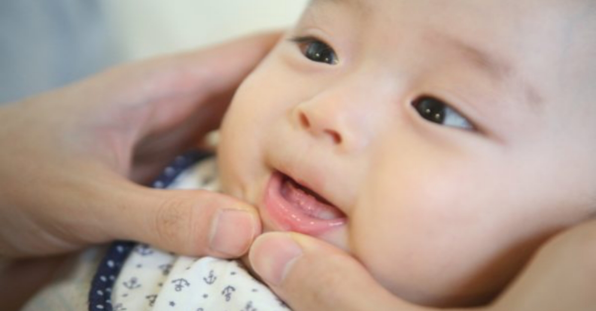 Trẻ sốt mọc răng có nên uống viên uống kháng sinh không?