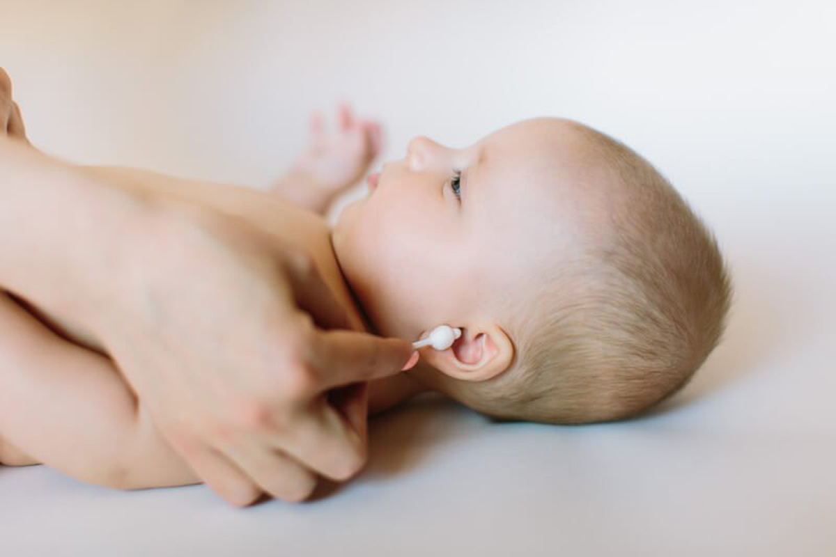 Ngoáy tai cho bé bị chảy máu có sao không? Cần làm gì để tránh nguy hiểm đến con