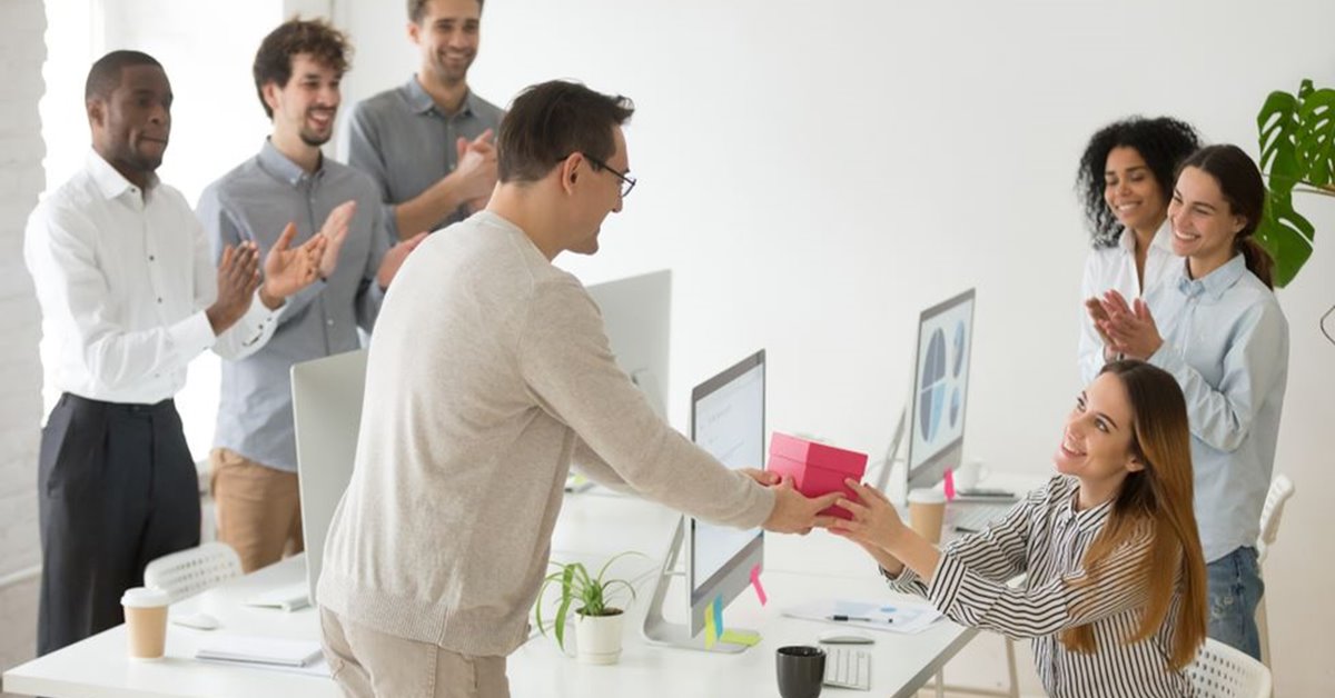 Tặng quà sinh nhật cho sếp nữ tạo ấn tượng tốt