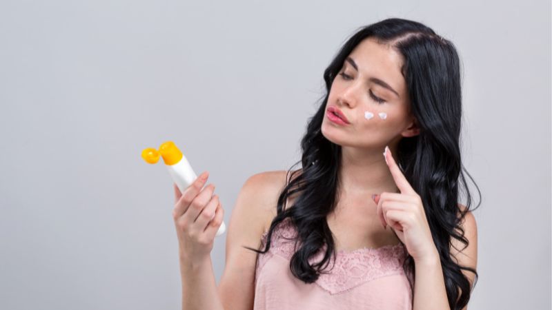 Mách bạn cách thoa lại kem chống nắng khi không trang điểm