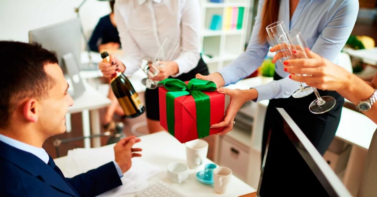 Nên tặng quà gì cho Sếp thăng chức để chúc mừng?