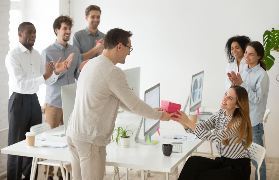 Gợi ý quà tặng Sếp chuyển công tác ý nghĩa