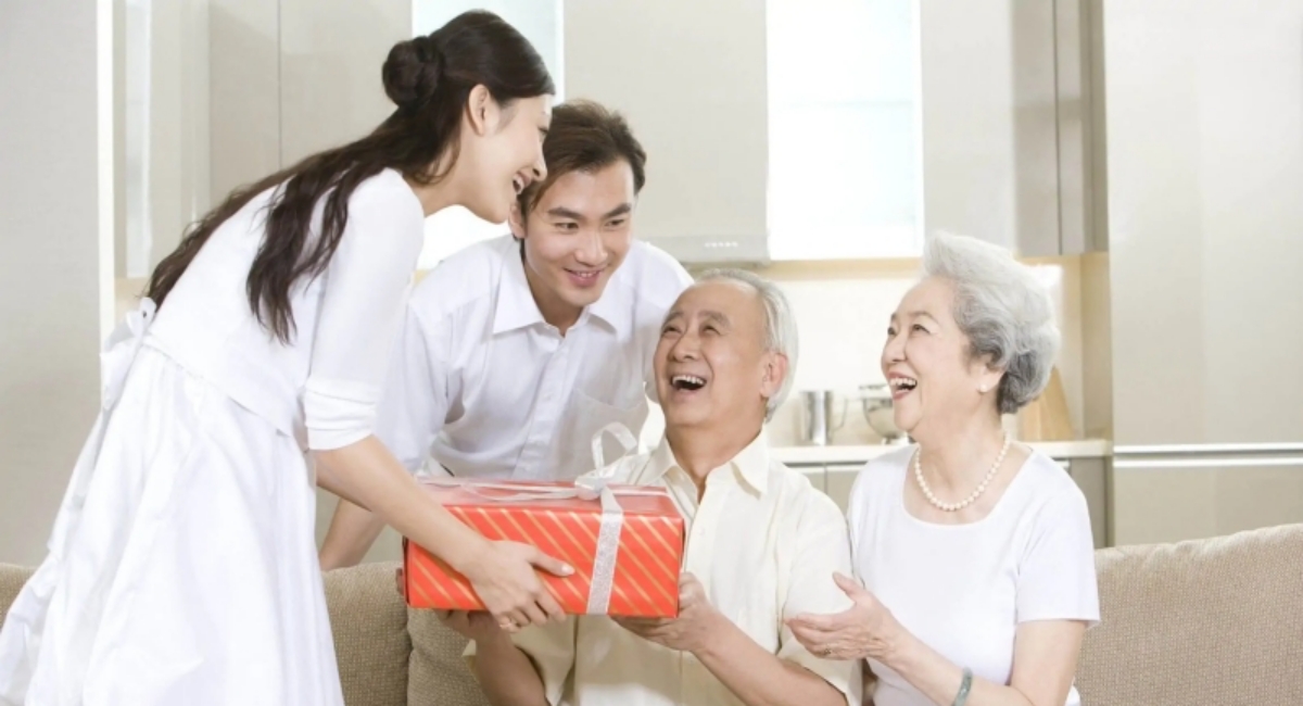 Tặng quà tết cho nhà người yêu nói gì đơn giản mà hay?