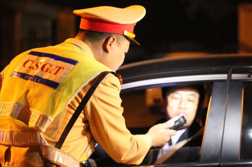 Chuyên gia giải đáp: Uống bia 0 độ cồn thì có nồng độ cồn trong hơi thở, có bị phạt không?